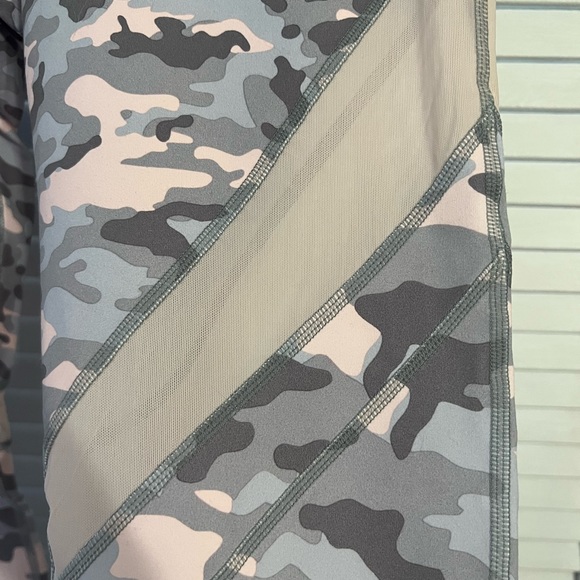 Fabletics NWT Light Camo 3/4 leggings Brogan Mesh Capri - Picture 3 of 5